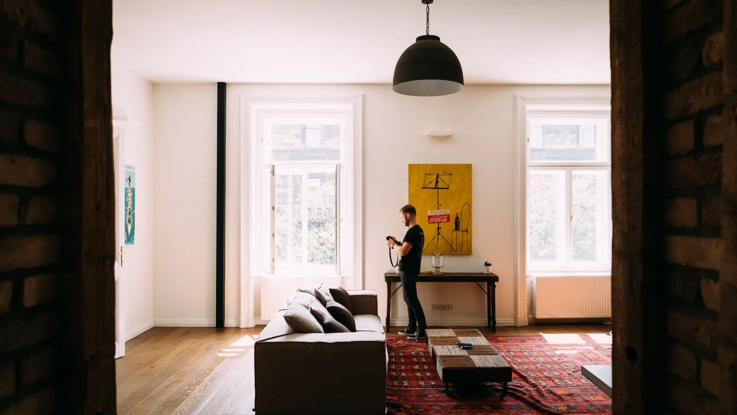 hombre en salón de casa