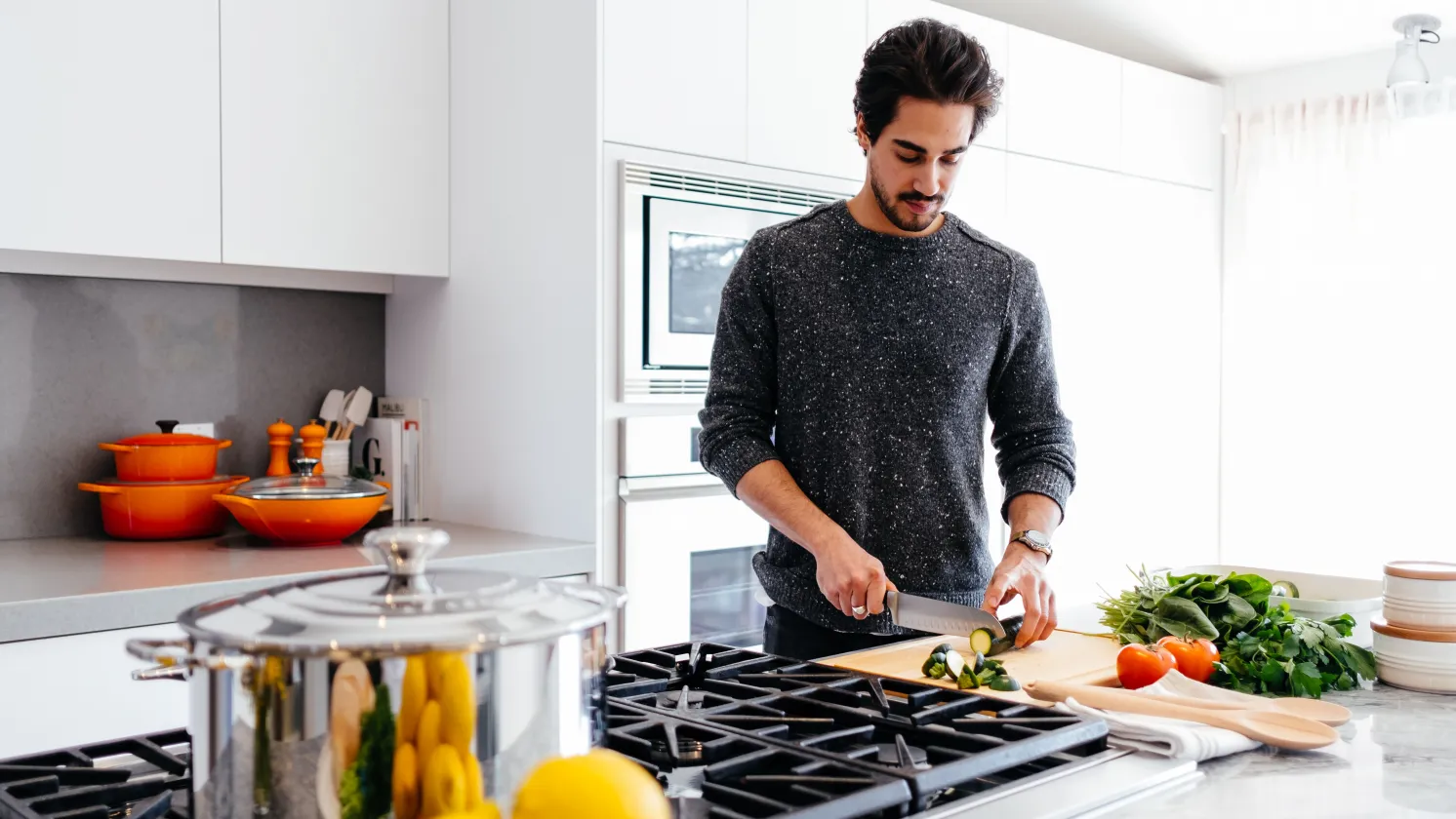 hombre en cocina