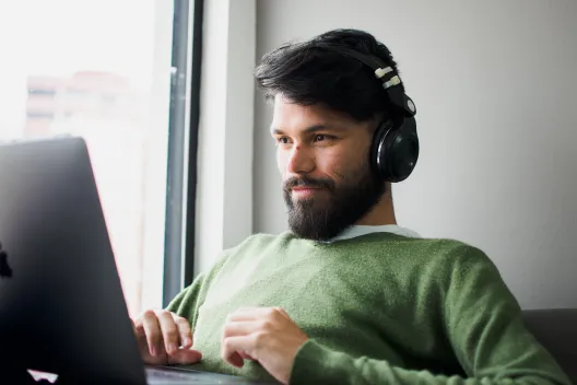 hombre con cascos y portatil