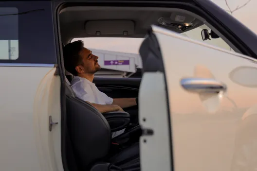 hombre dentro de un coche